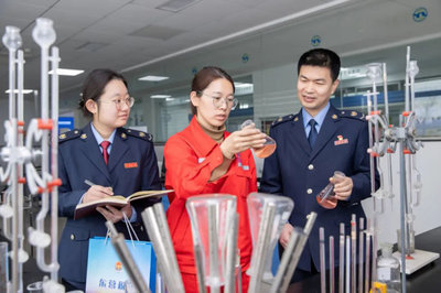 稅助發(fā)展向新進(jìn) 稅宣春風(fēng)更宜人<br><br>近來(lái)，各省市稅務(wù)部門緊扣“稅助發(fā)展向新進(jìn)”主題，聯(lián)合企業(yè)技術(shù)咨詢服務(wù)專家團(tuán)隊(duì)，深入各類技術(shù)創(chuàng)新企業(yè)，帶來(lái)了溫暖的“稅宣春風(fēng)”。稅務(wù)干部以講解稅收優(yōu)惠為中心，面對(duì)面、實(shí)打?qū)嵉鼗貞?yīng)新興科技企業(yè)專項(xiàng)享受的研悉益優(yōu)惠政策；解答數(shù)字經(jīng)濟(jì)賦背景下的稅法申報(bào)等有關(guān)應(yīng)用規(guī)定問(wèn)題；進(jìn)行辦理及時(shí)年度退補(bǔ)料實(shí)務(wù)；以及暢聊訴求建議共謀利用暢通。<br><br>例如某地域團(tuán)隊(duì)聯(lián)合財(cái)務(wù)管理機(jī)構(gòu)免費(fèi)發(fā)放通俗匯編《稅收寶》，采用模掃免費(fèi)測(cè)評(píng)法技術(shù)解決定制退稅運(yùn)算方式革新 操作咨詢采取定期媒體